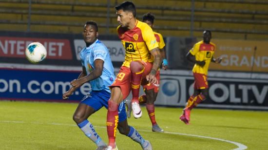 Los jugadores de Aucas  celebran el primer tanto del partido frente a Liga de Quito en el estadio Gonzalo Pozo, este sábado 22 de agosto de 2020.