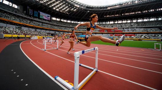 Haruka Shibata durante los 400 metros vallas femeninos del Golden Grand Prix 2020 Tokio, en el Estadio Olímpico en Tokio, este domingo 23 de agosto de 2020. 