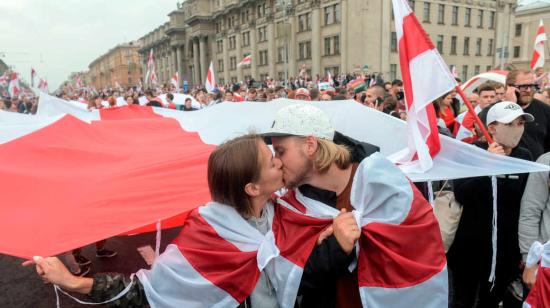 Cientos de personas participan en una protesta contra los resultados electorales y para pedir la dimisión del gobierno en Minsk (Bielorrusia), este domingo. Una marea humana volvió a desafiar este domingo al presidente de Bielorrusia, Alexandr Lukashenko, en el marco de una serie de multitudinarias protestas, que se celebraron tanto en Minsk como en otras ciudades bielorrusas.