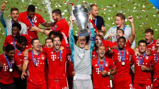 El portero de Manuel Neuer levanta el trofeo mientras sus compañeros de equipo celebran después de ganar la final de la UEFA Champions League, este domingo 23 de agosto de 2020.