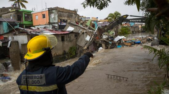 Derrumbe de casas, debido a las intensas lluvias de la tormenta Laura, este domingo 23 de agosto en Santo Domingo (República Dominicana).