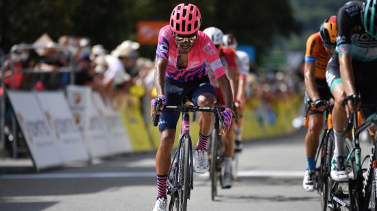 El ciclista colombiano Daniel Martínez del equipo EF Pro Cycling cruza la línea de meta durante la tercera etapa de la carrera ciclista Criterium du Dauphine, el 14 de agosto de 2020.