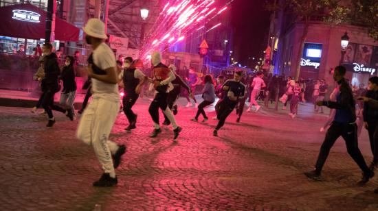 Hinchas del PSG generaron disturbios con la policía en París, el 23 de agosto de 2020.