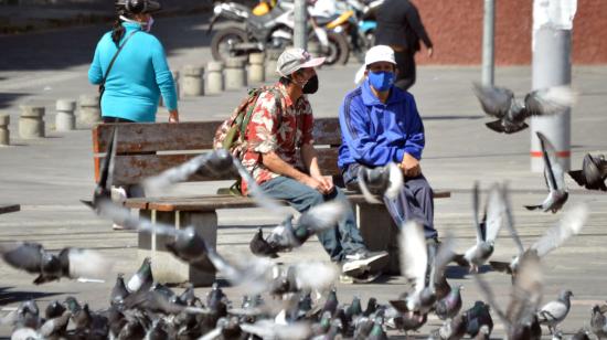 Dos personas sentadas en una plaza en Cuenca, el 30 de junio de 2020. 