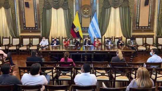 La alcaldesa de Guayaquil, Cynthia Viteri, junto a Gloria Gallardo, presidenta de la Empresa Municipal de Turismo, el 24 de agosto de 2020.