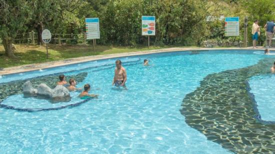 Personas usan una piscina en un complejo turístico de Papallacta