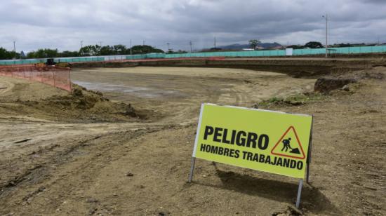 Terreno donde se debía construir el Hospital Básico de Pedernales, imagen tomada el 2 de junio de 2020.