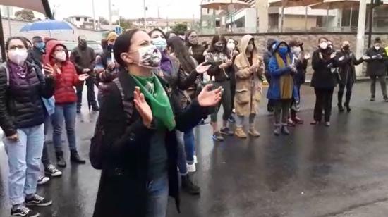 Familiares y amigos de Gabriela León participan en un plantón en los exteriores de la Corte de Justicia de Azuay, en Cuenca el 22 de agosto de 2020.