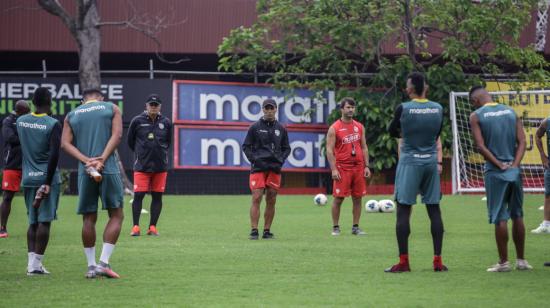 Fabián Bustos habla con los jugadores de Barcelona en las canchas alternas del Monumental, el lunes 24 de agosto de 2020.