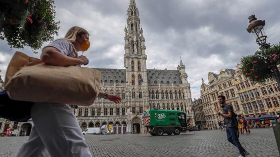 Personas transitan por una calle de Bruselas, capital de Bélgica, el 20 de agosto de 2020.