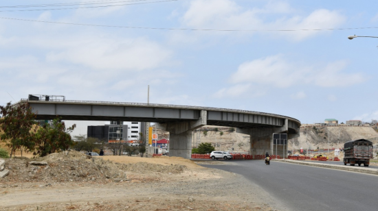 Uno de los viaductos que contempla la vía Manta - Colisa y que está a medio término.