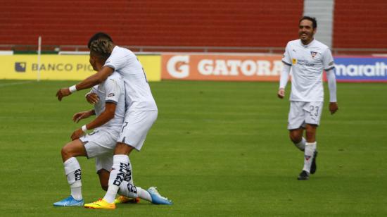 Los jugadores de Liga festejan un gol en el partido contra Católica, el 19 de agosto de 2020.