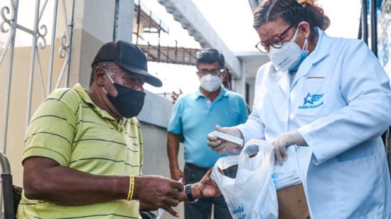 Doctores entregan medicinas a pacientes con Covid-19 en Guayaquil. Foto archivo del 23 de julio de 2020.