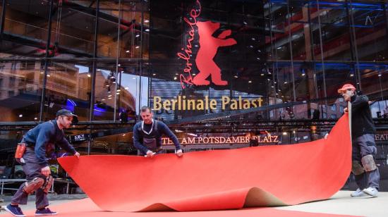 Un grupo de trabajadores dejan todo listo para la inauguración de la edición número 70 el Festival de Cine de Berlín, en febrero de 2020.