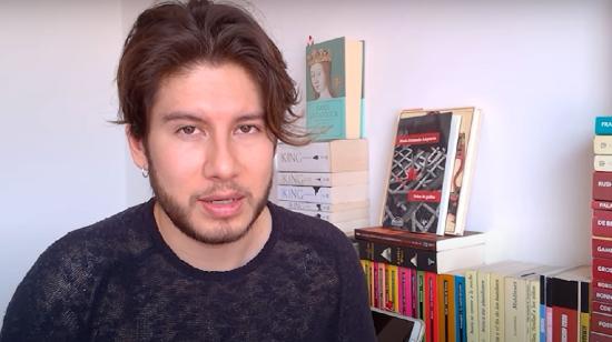 Rommel Manosalvas en uno de sus videos, en el que habla sobre la arquitectura en la obra de Stephen King.