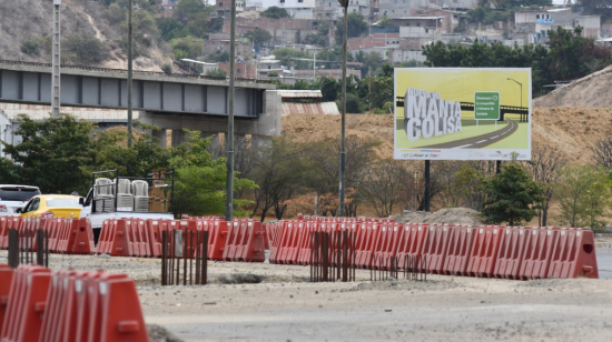 La vía Manta - Colisa de 21 kilómetros está abandonada, como lo constató PRIMICIAS en un recorrido realizado el 24 de agosto de 2020.