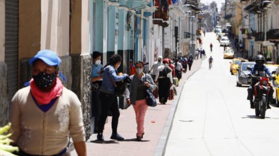 Personas caminan por la calles del Centro Histórico de Quito, el 26 de agosto de 2020.