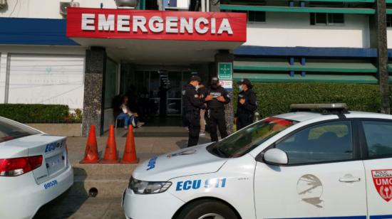 Patrulleros estacionados en el exterior del área de emergencias de la clínica Alcívar, de Guayaquil, donde está hospitalizado el expresidente Abdalá Bucaram. El 16 de agosto de 2020.