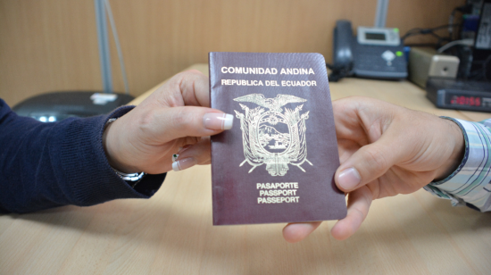 Imagen ilustrativa de un pasaporte ecuatoriano.