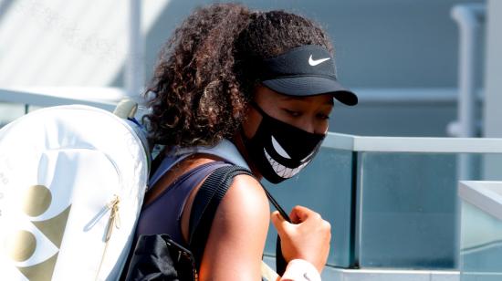 Naomi Osaka, de Japón, sale de la cancha después de derrotar a Anett Kontaveit en un partido de cuartos de final de Western and Southern Open, el miércoles 26 de agosto de 2020.