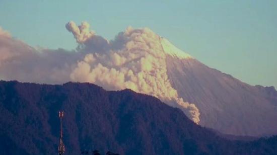 Imagen del volcán Sangay captada por las cámaras del Servicio ECU 911 de Macas, el 27 de agosto de 2020.