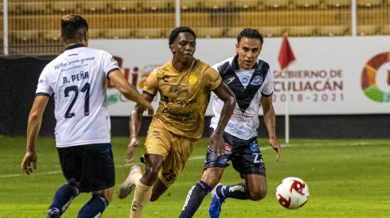 Imagen del ecuatoriano, Djorkaeff Reasco, en una jugada de Dorados frente a Celaya.