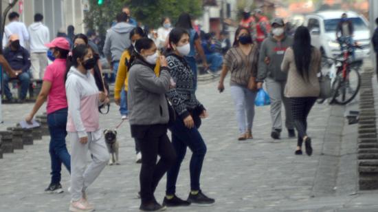 Personas en el Centro Histórico de Cuenca el 8 de julio de 2020.