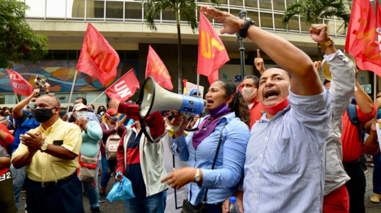 Maestros marchan por la avenida 9 de Octubre de Guayaquil, el 27 de agosto de 2020.