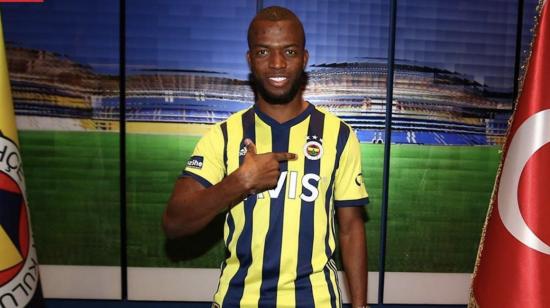 El delantero ecuatoriano posando con la camiseta del Fenerbahce, el viernes 28 de agosto de 2020.