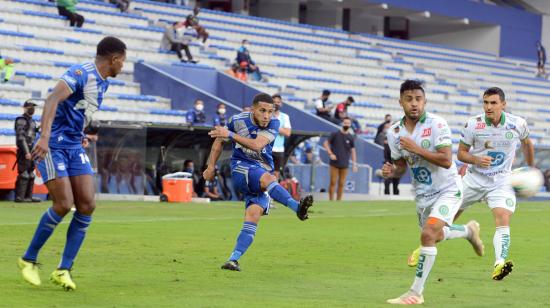 Un jugador de Emelec remata al arco de Liga de Portoviejo, el 26 de agosto de 2020, en el estadio Capwell.