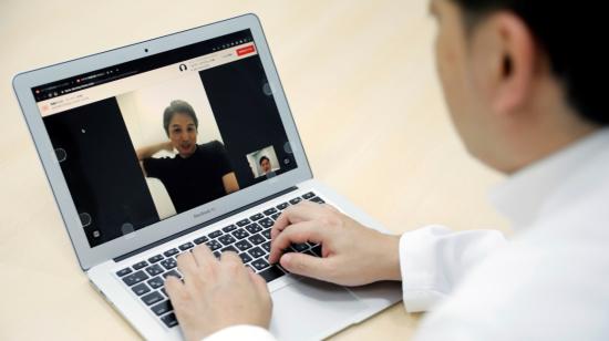 Doctor en medio de una consulta de telemedicina con un paciente. 