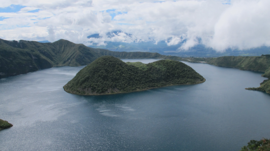 La laguna de Cuicocha, que forma parte del Parque Nacional Cotacachi Cayapas, es uno de los lugares abiertos a los turistas este 28 de agosto de 2020.