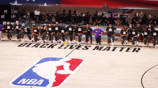 Los jugadores de la NBA se arrodillaron durante el himno nacional de Estados Unidos, en homenaje a la lucha contra el racismo, el 31 de julio de 2020.