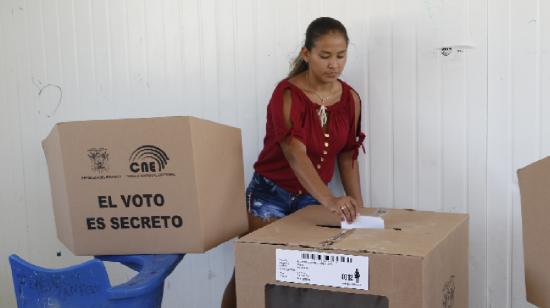 Una ciudadana deposita su voto durante las elecciones seccionales de 2019.