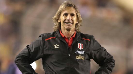 Ricardo Gareca dirigiendo uno de los encuentros con la selección peruana.