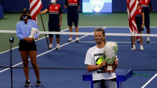 Victoria Azarenka con el trofeo de campeona y atrás Naomi Ozaka, con el trofeo de segundo lugar.