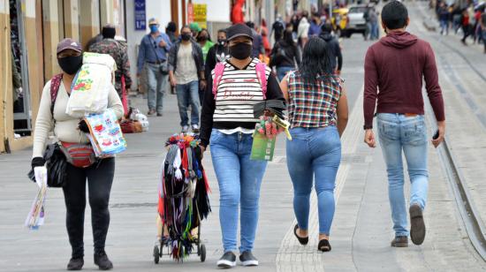 Ciudadanos caminan por el centro de Cuenca este 28 de agosto de 2020 con medidas de protección.