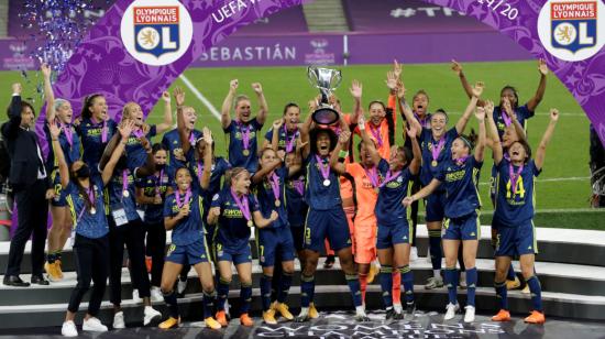 Las jugadoras del Olympique de Lyon celebra su quinto título consecutivo de Champions League.