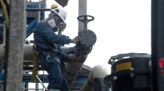 Un trabajador de Petroecuador durante sus actividades diarias en un campo petrolero de Orellana, el 12 de agosto de 2020.