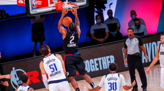 Imagen de una anotación de de Kawhi Leonard, para los Angeles Clippers, en el encuentro frente a Mavericks, el domingo 30 de agosto de 2020.