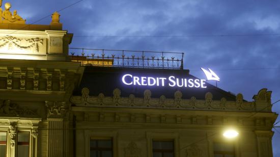 Logo del Credit Suiss en su matriz en Zúrich, en junio de 2020. 