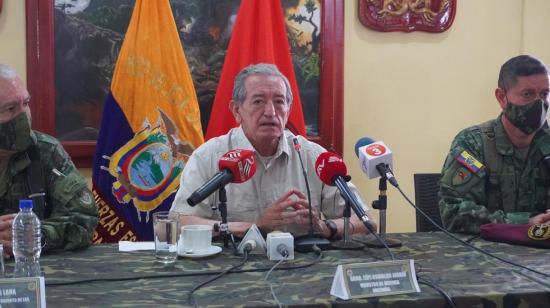 El ministro de Defensa, Oswaldo Jarrín, en una rueda de prensa junto a los generales del Comando Conjunto, el 31 de agosto de 2020.