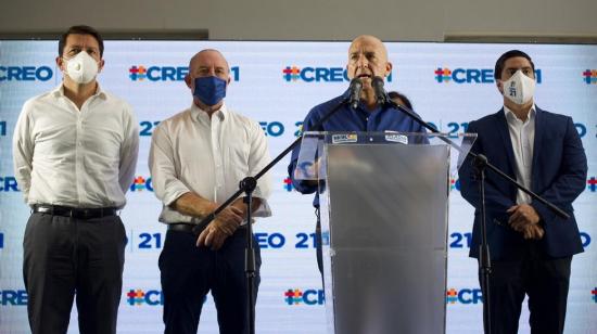 César Monge (centro), presidente nacional de Creo, en una rueda de prensa del movimiento en Guayaquil, el 1 de septiembre de 2020. 