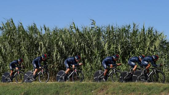 Jhonatan Narváez y sus compañeros del Ineos Grenadiers en la contrarreloj de la Coppi e Bartali.