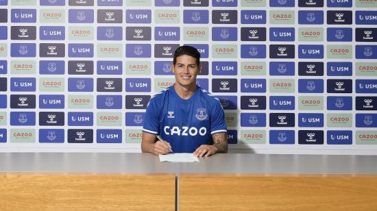 James Rodríguez durante la firma del contrato con el Everton, el 7 de septiembre de 2020.