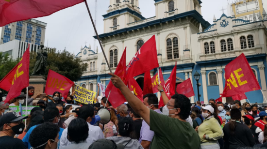 Plantón de profesores y trabajadores públicos este 1 de septiembre de 2020 en Guayaquil.