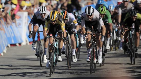 Wout Van Aert (amarillo) le gana el esprint final a Bol Cees, en la Etapa 5 del Tour de Francia, el miércoles 2 de septiembre de 2020.