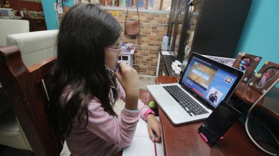 Educación virtual. Alumna atendiendo a su clase en línea.