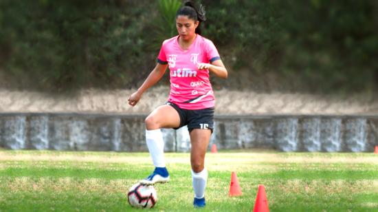 La jugadora Dayana Díaz del Club Ñañas en uno de sus entrenamientos.