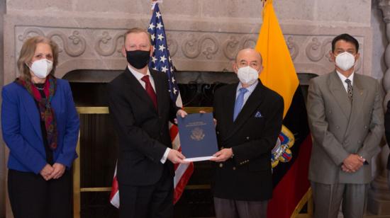 El embajador Michael Fitzpatrick y el canciller Luis Gallegos, el 3 de septiembre de 2020 en Quito, durante la asignación de fondos para la lucha contra las drogas.